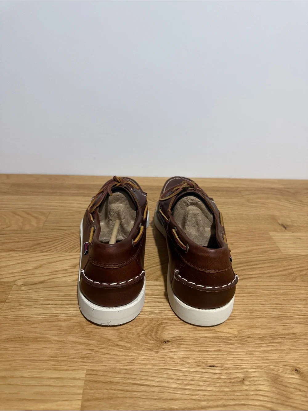 Brand new men’s size 9 Sebago Chestnut Brown Leather Boat Shoes with White Sole